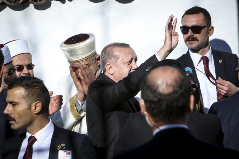 Έκανε “ραμπιά” ο Ερντογάν στη Θράκη – Τι σημαίνει αυτό – Θα βγάλει ομιλία στο μειονοτικό σχολείο – Αντισυγκέντρωση με ελληνικές σημαίες